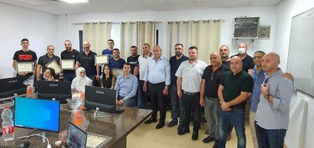 تكريم خريجي دورة المتجر إلكتروني الأولى في دير الاسد